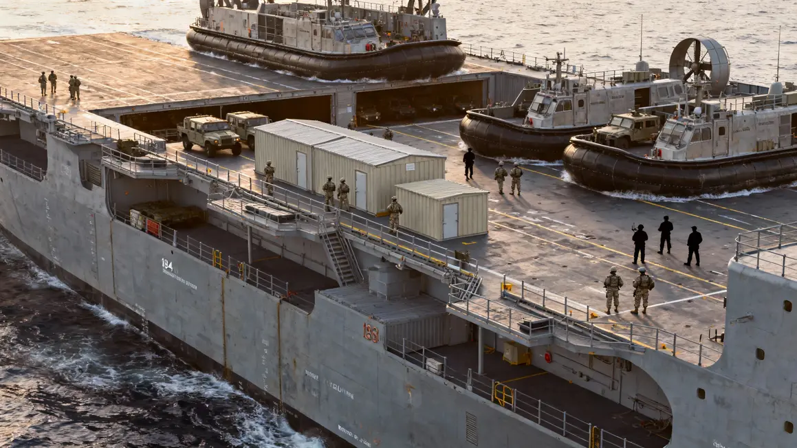 USS Ashland profil navire amphibie dock ouvert LCAC