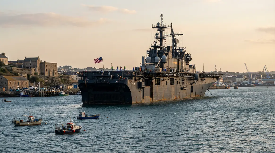 Navire USS Ashland au large avec drapeau américain