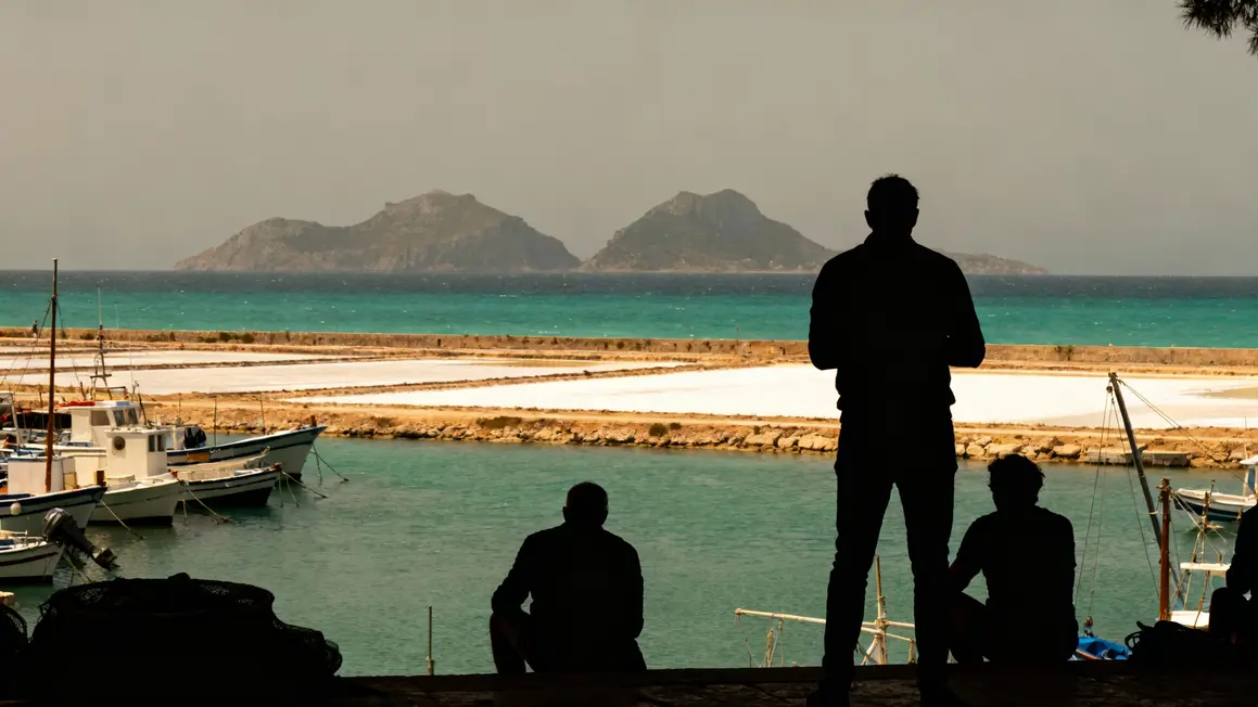 Port de Trapani et îles Égades avec mer et salines